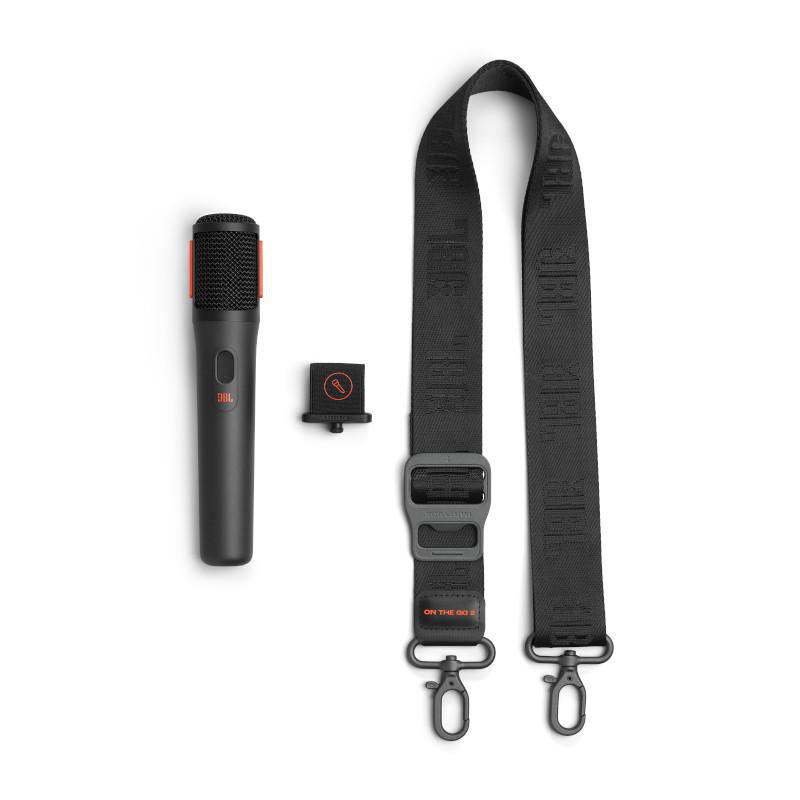 Ein schwarzes JBL-Mikrofon mit orangefarbenen Akzenten, ein schwarzer Gurt mit JBL-Branding und ein schwarzer Clip. Zubehör für das Mikrofon ist abgebildet.