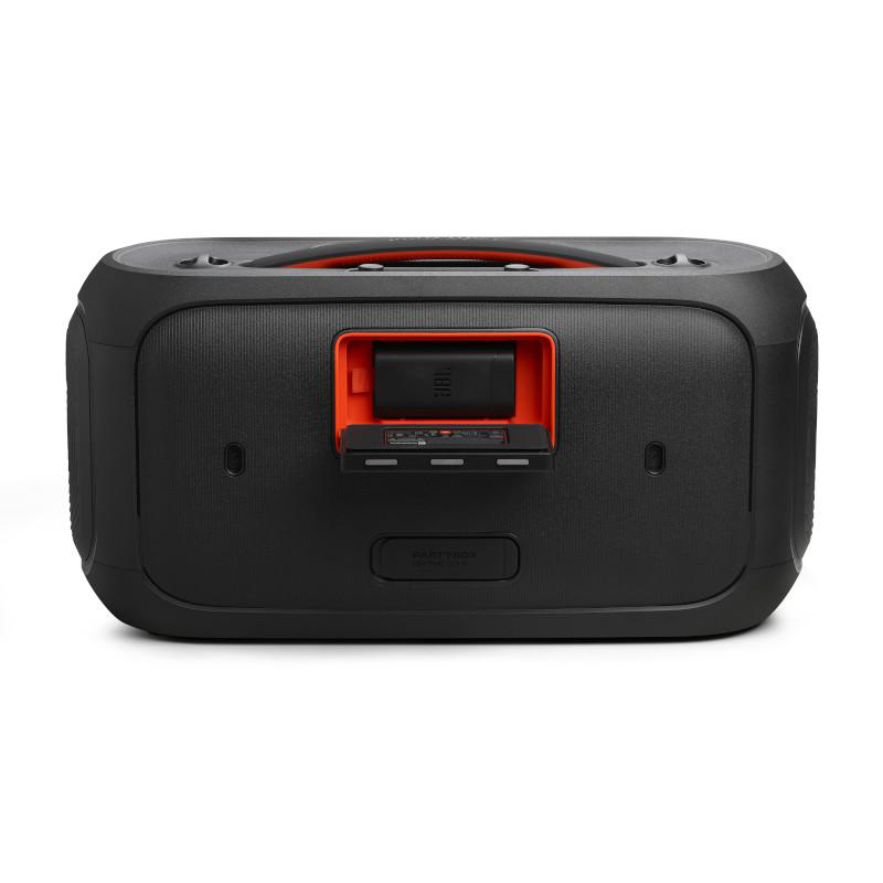 Ein schwarzer JBL PartyBox-Lautsprecher mit einem orangefarbenen Fach. Er hat eine rechteckige Form und einen Griff oben.