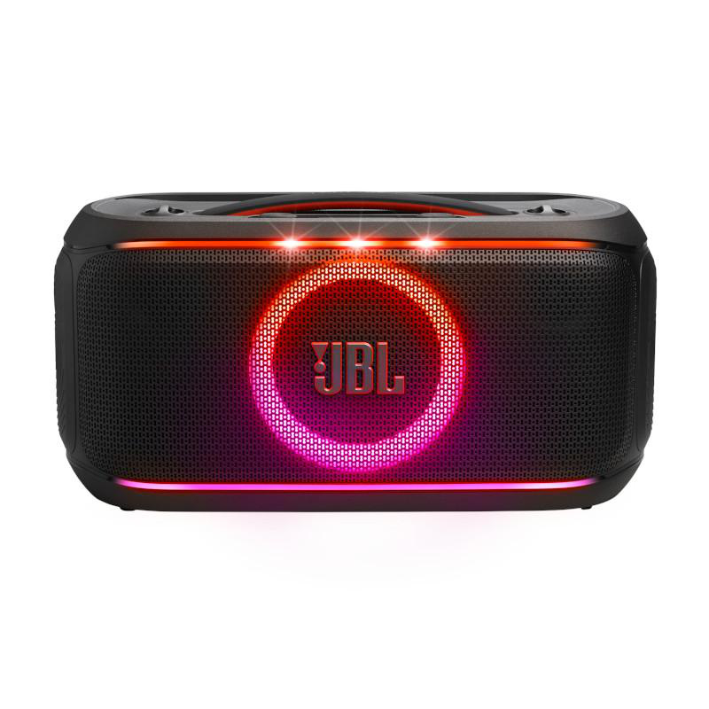 Ein schwarzer JBL-Lautsprecher mit einem rot-rosa beleuchteten Kreis in der Mitte. Das JBL-Logo ist sichtbar.