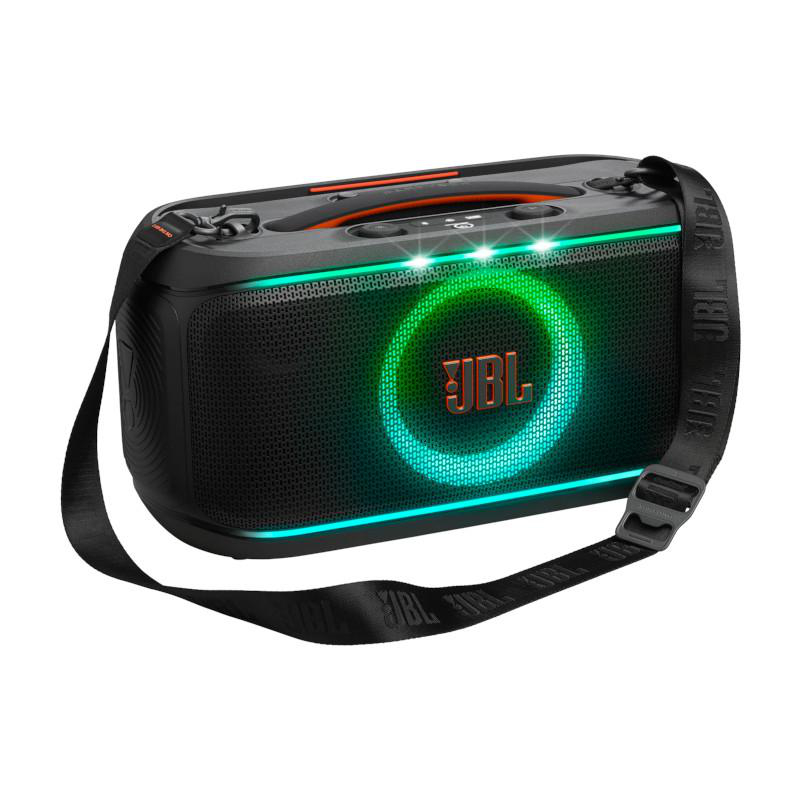 Ein schwarzer JBL-Lautsprecher mit einem leuchtenden grünen und orangefarbenen Kreis und einem schwarzen Gurt. Das JBL-Logo ist sichtbar.