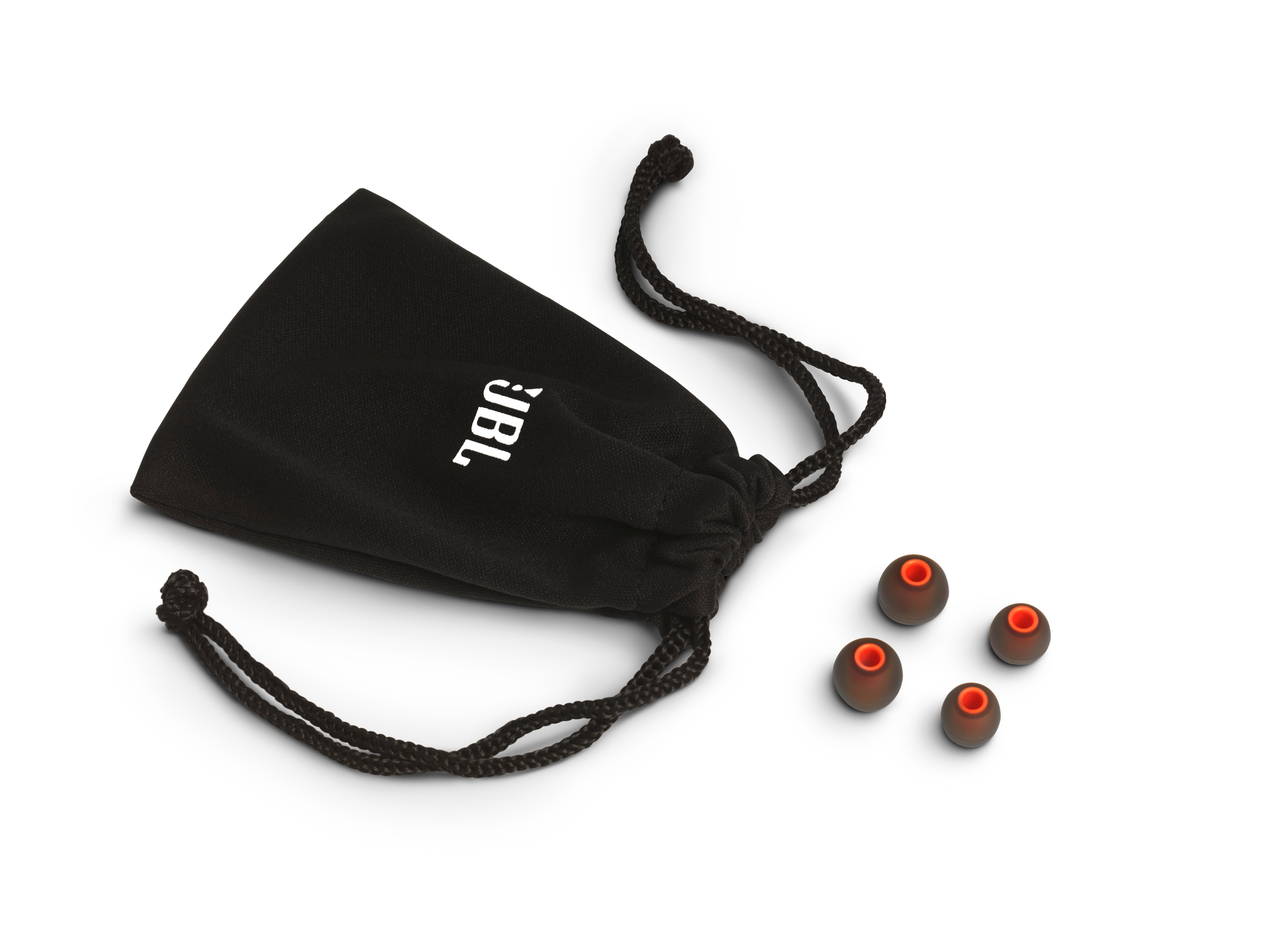 Schwarzer JBL-Beutel mit weißem Logo und vier braunen Ohrstöpseln mit orangefarbenen Zentren auf weißem Untergrund.