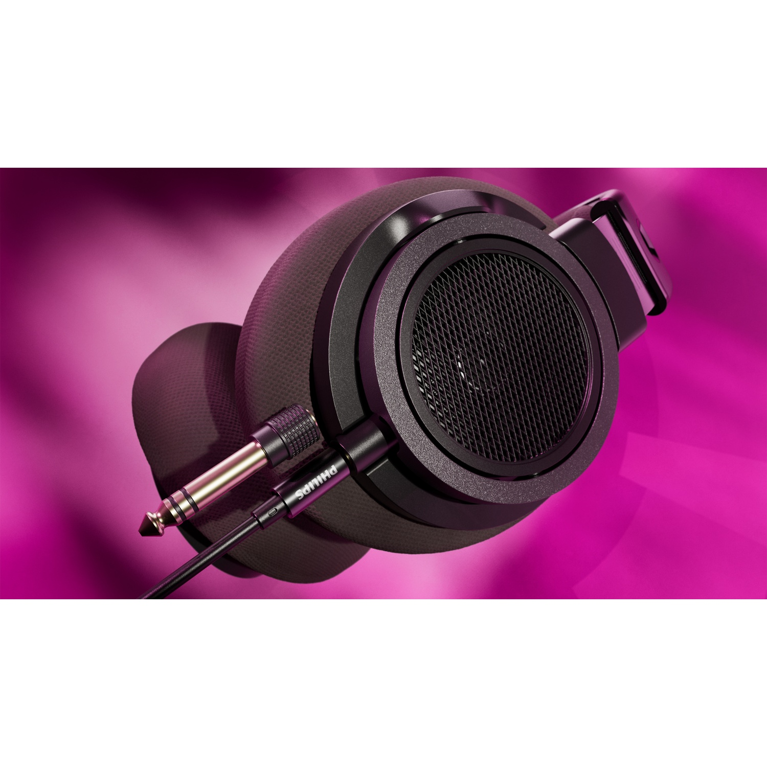 Cuffie Philips nere con jack argentato e cavo nero su sfondo rosa. Le cuffie sono dettagliate.