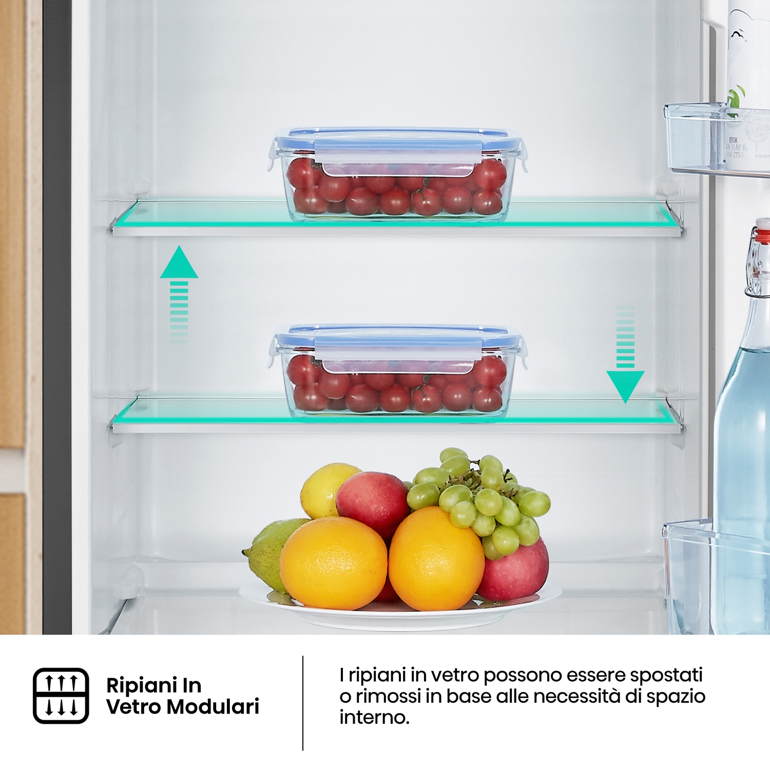 All'interno di un frigorifero, due contenitori con frutta rossa sono posizionati sui ripiani. Frutta come arance, mele e uva sono sul ripiano inferiore.