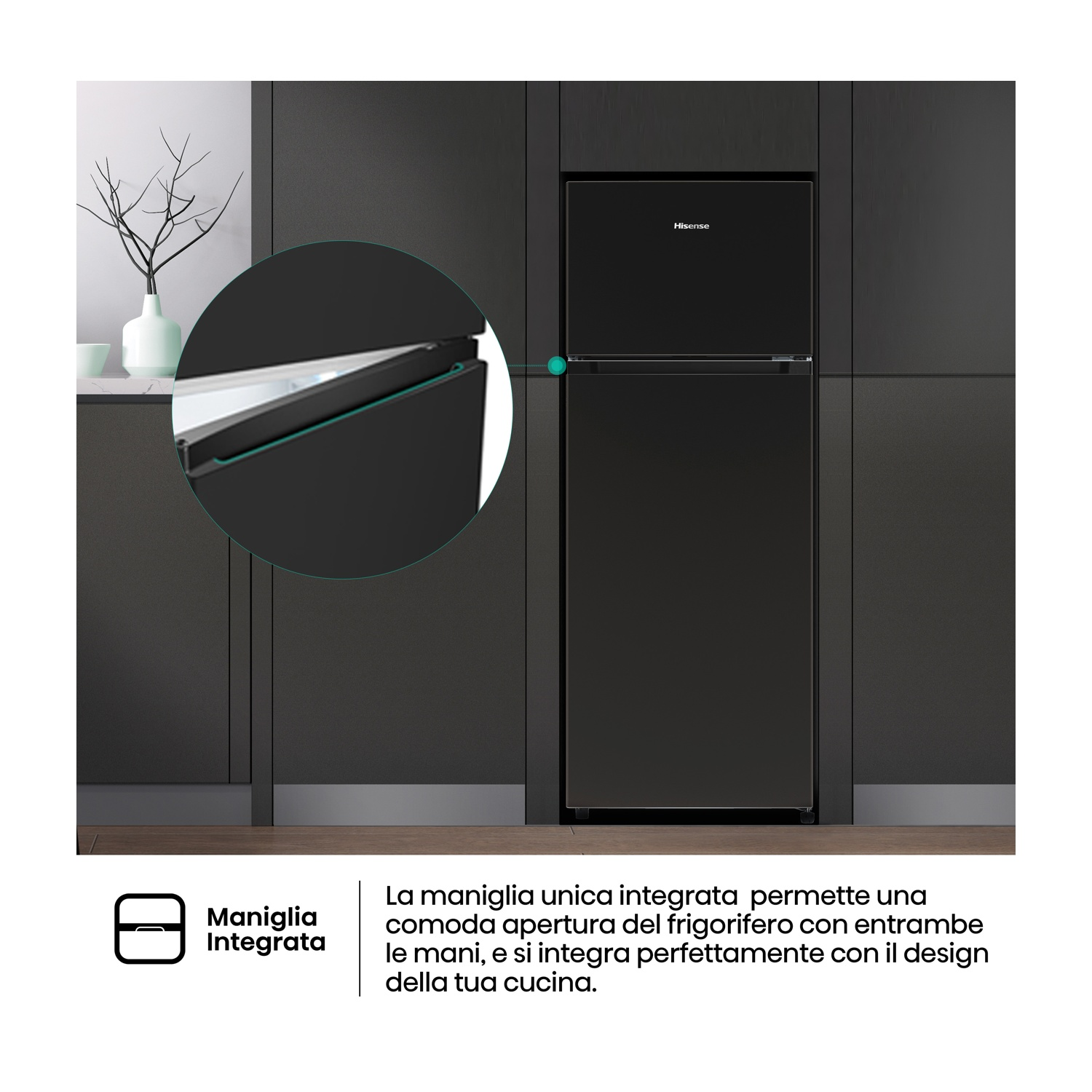 Un frigorifero Hisense nero con maniglie integrate. Un primo piano mostra il dettaglio della maniglia. Lo sfondo presenta un design della cucina.