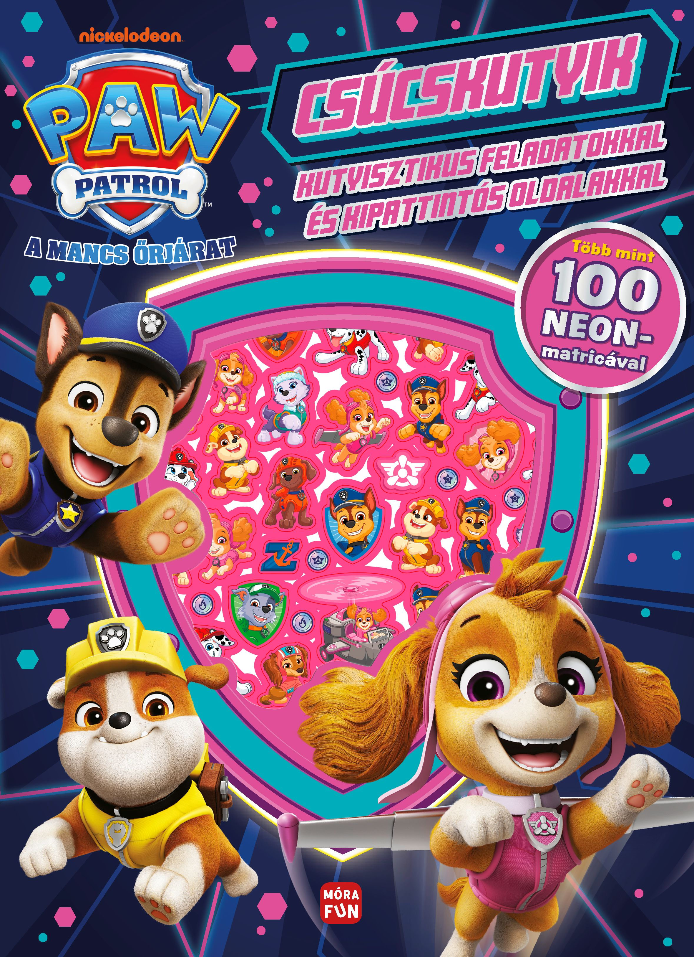 Paw Patrol könyvborító. Chase, Rubble és Skye kutyák szerepelnek. Van egy rózsaszín pajzs matricákkal.