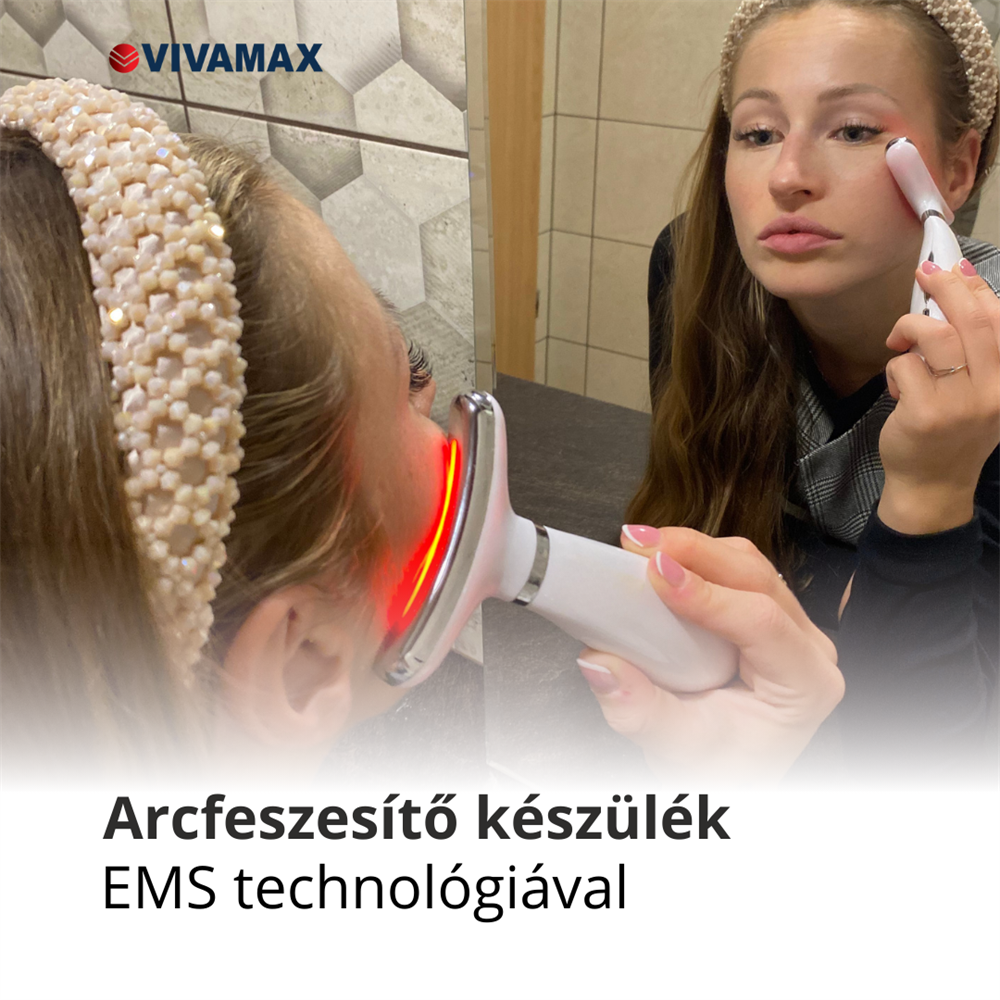 Nő arcápoló készüléket használ. Az egyik rész a készüléket mutatja a nyakán piros fénnyel, a másik a tükörben az arcán.