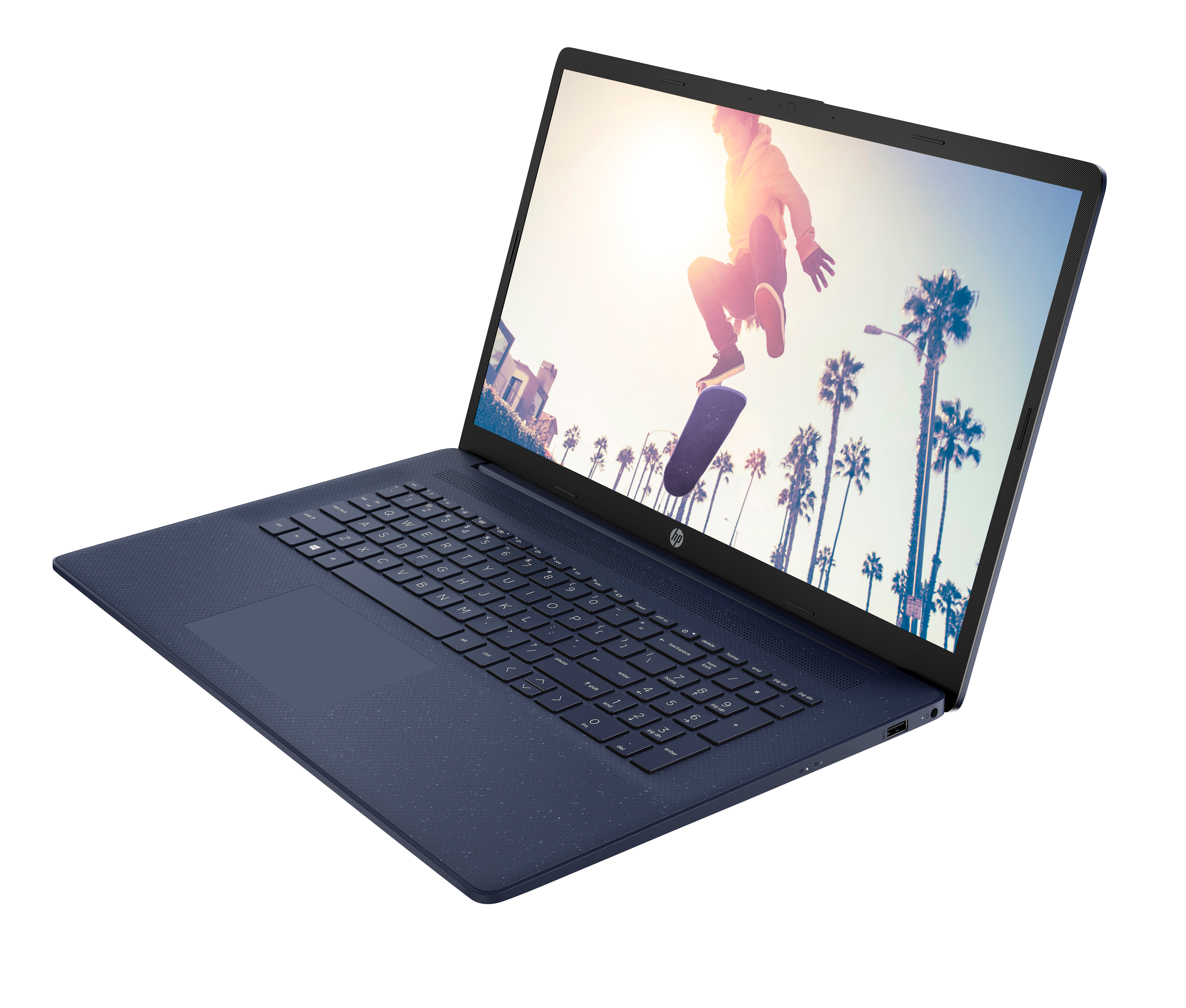 Ein dunkelblauer HP-Laptop ist geöffnet und zeigt einen Skater in der Luft auf dem Bildschirm. Palmen sind im Hintergrund.