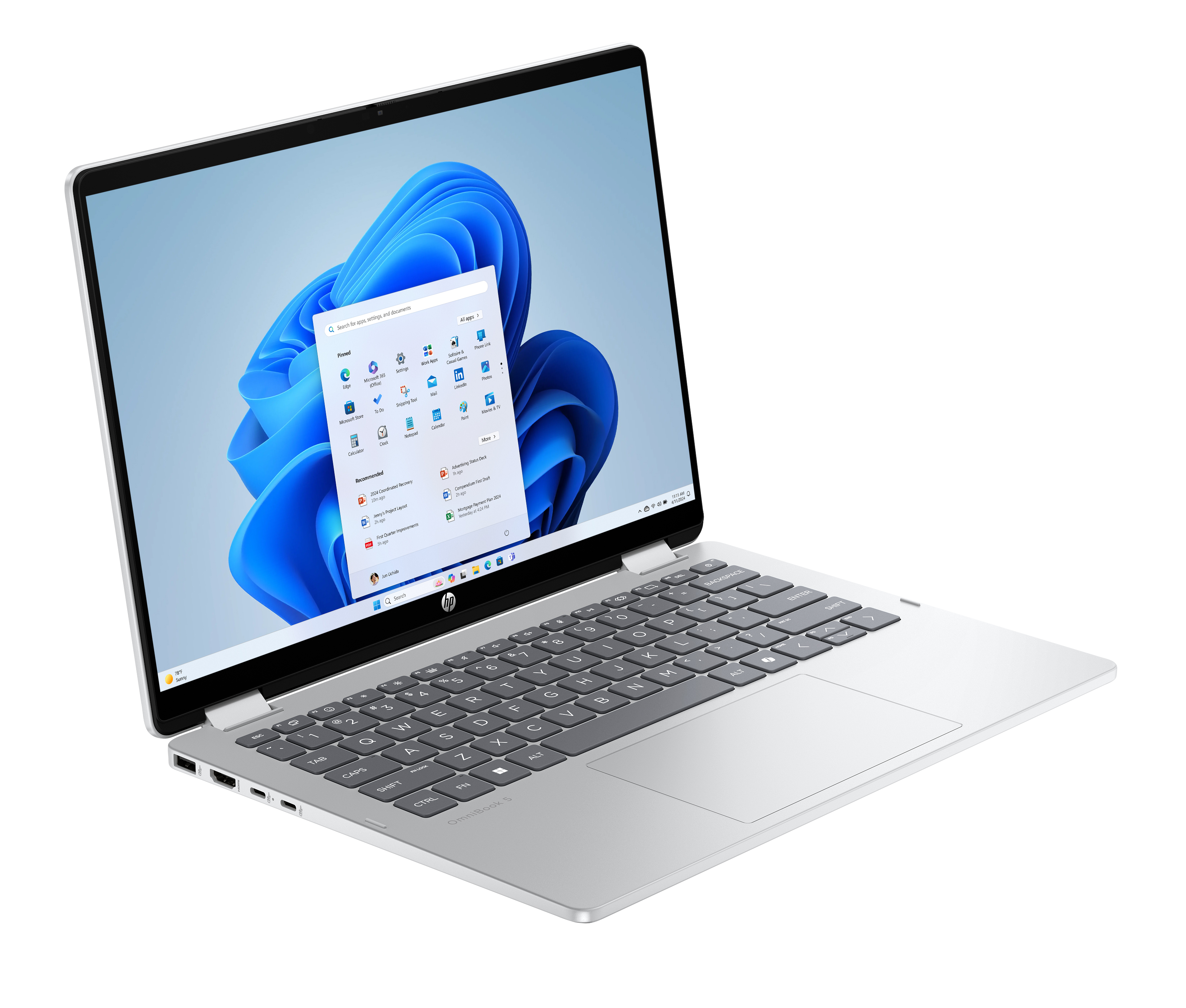 Srebrny laptop HP OmniBook otwarty, pokazujący interfejs Windows 11, na czarnym tle.