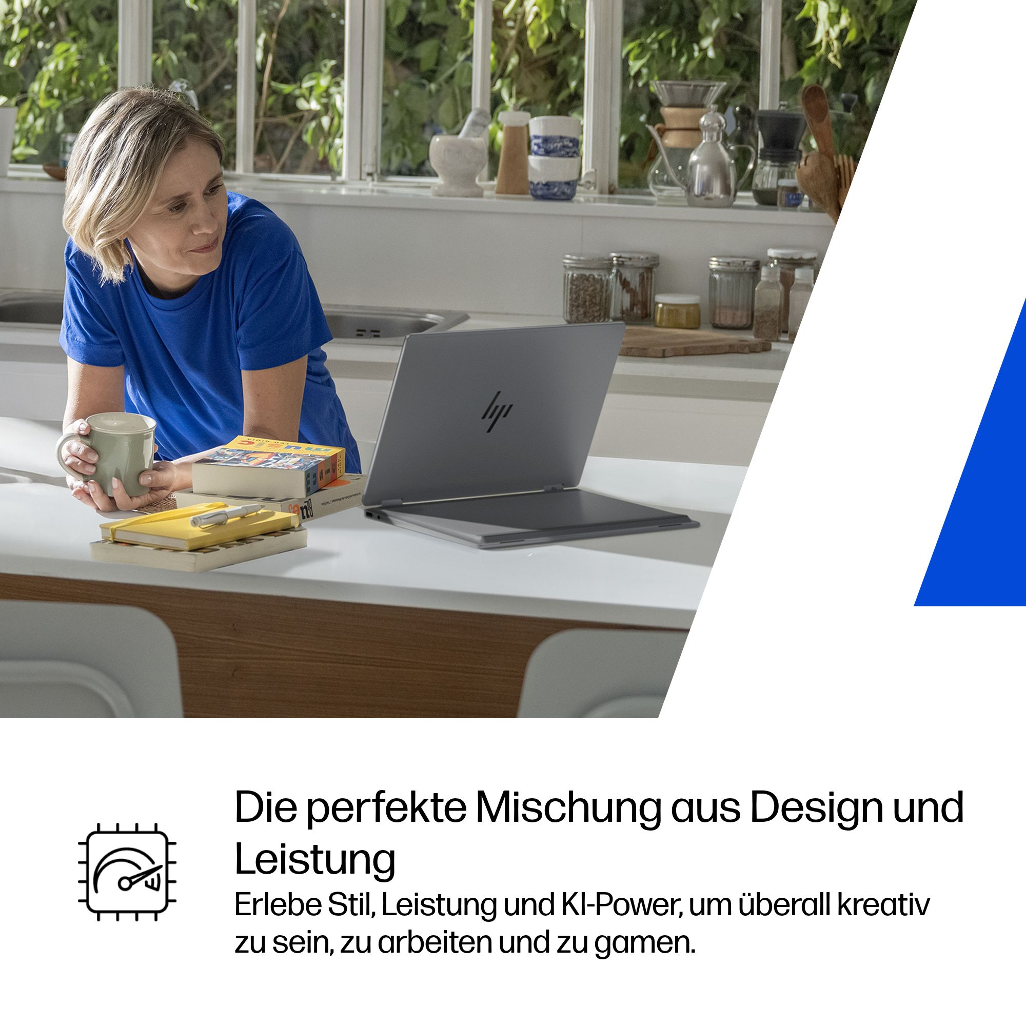 Frau in blauem Hemd mit Tasse, Laptop und Büchern auf weißem Tisch. Hintergrund mit Fenster und Küchenutensilien.