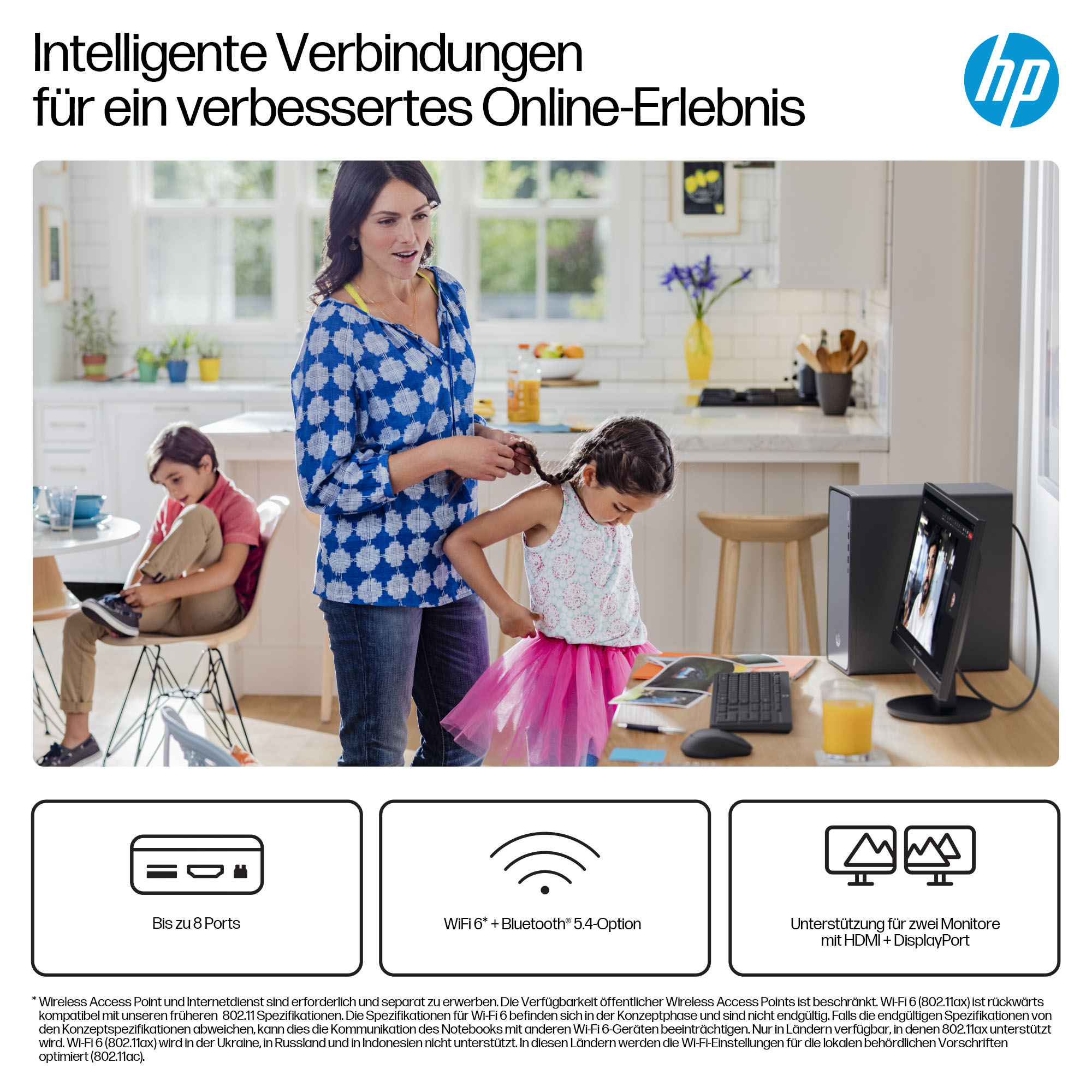 Eine Frau flechtet einem Mädchen die Haare. Ein Junge sitzt am Tisch. Ein Computermonitor zeigt einen Videoanruf.