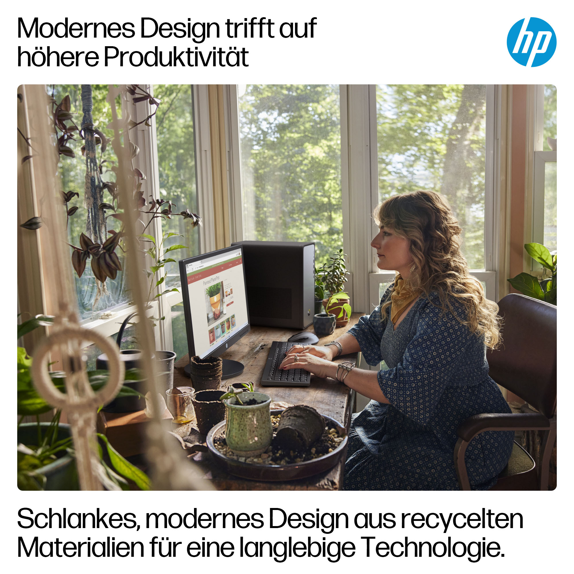 Frau am Schreibtisch mit Computer, Pflanzen. HP-Logo oben rechts. Der Computer zeigt Bilder von bemalten Blumentöpfen.