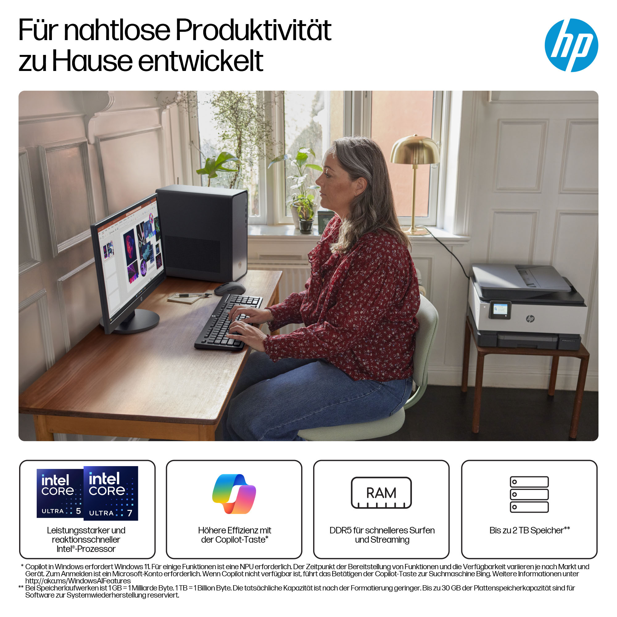 Eine Frau sitzt an einem Schreibtisch und tippt auf einer Tastatur. Ein Computer, Drucker und Fenster sind sichtbar. Das HP-Logo ist rechts oben.