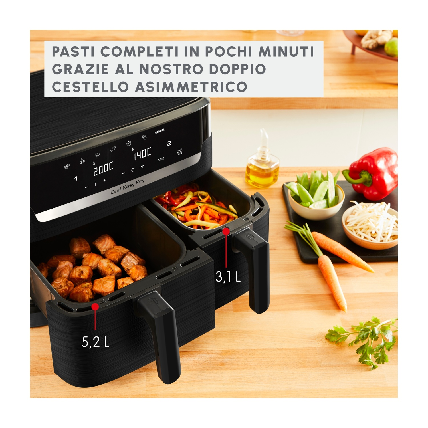 Friggitrice ad aria nera con cibo, verdure e ingredienti su una superficie di legno.