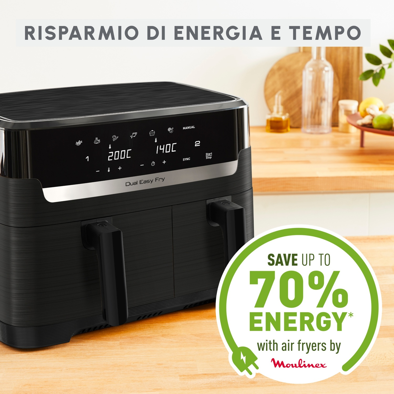 Una friggitrice ad aria nera con display digitale. Il testo dice 'Risparmia fino al 70% di energia' con il logo Moulinex. Sfondo: cucina.