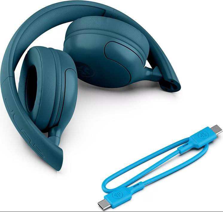 Türkisfarbene Kopfhörer und ein passendes blaues Kabel liegen auf weißem Hintergrund. Die Kopfhörer sind zusammengeklappt. Das Kabel hat zwei Enden.