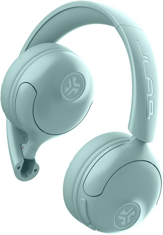 Hellblaue JLab-Kopfhörer. Die Kopfhörer sind Over-Ear, mit dem JLab-Logo auf den Ohrmuscheln und dem Bügel.