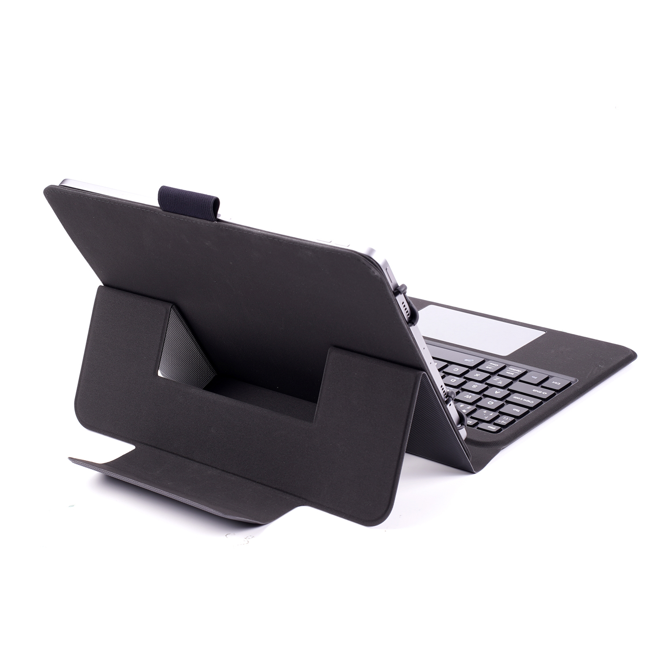 Fekete tablet billentyűzet tokkal, nyitva. Billentyűzet látható, szürke trackpad. Fehér háttér.