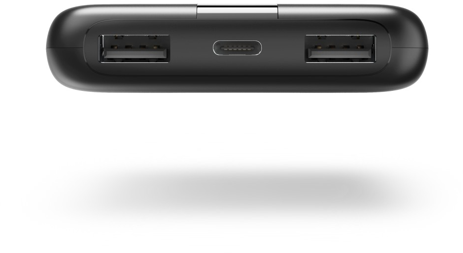 Fekete power bank USB és USB-C portokkal. A készülék fehér háttéren van, árnyékot vet.