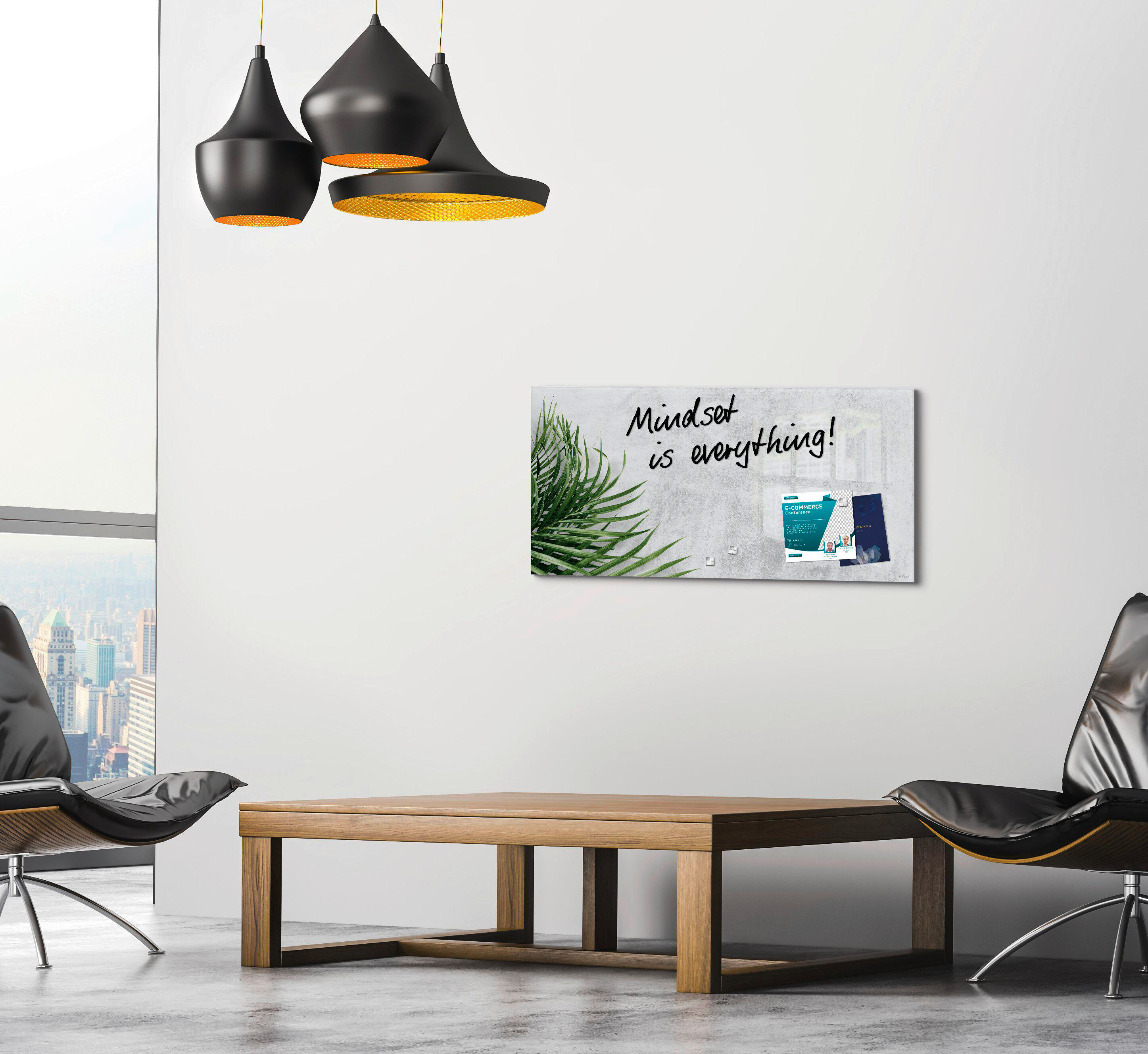 Ein modernes Büro mit einer Tafel, einem Tisch, zwei Stühlen und Blick auf die Stadt durch das Fenster. Schwarze Lampen hängen herunter.