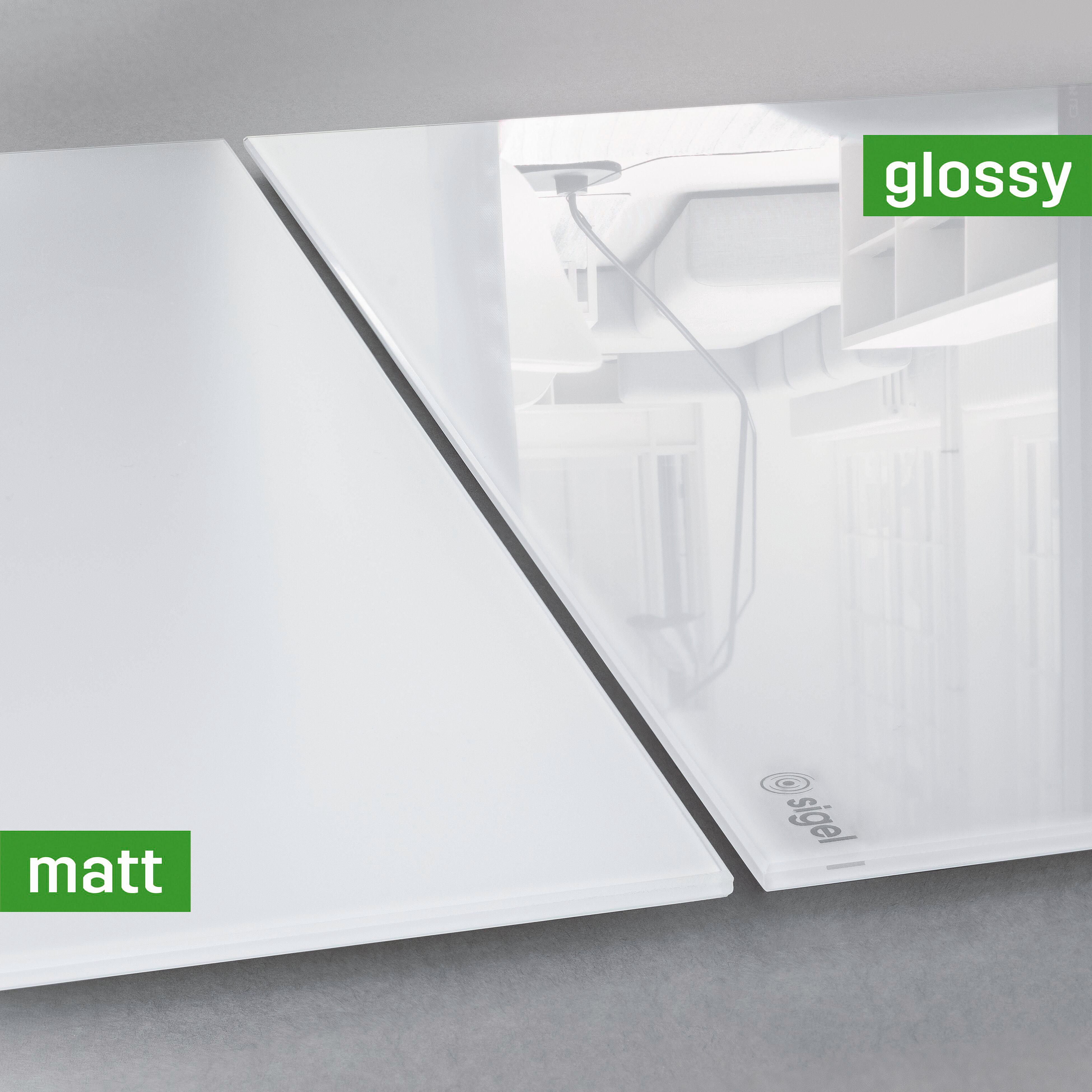 Das Bild zeigt zwei weiße Paneele, eines matt, eines glänzend. Das glänzende Paneel reflektiert Details. Grüne Etiketten kennzeichnen.