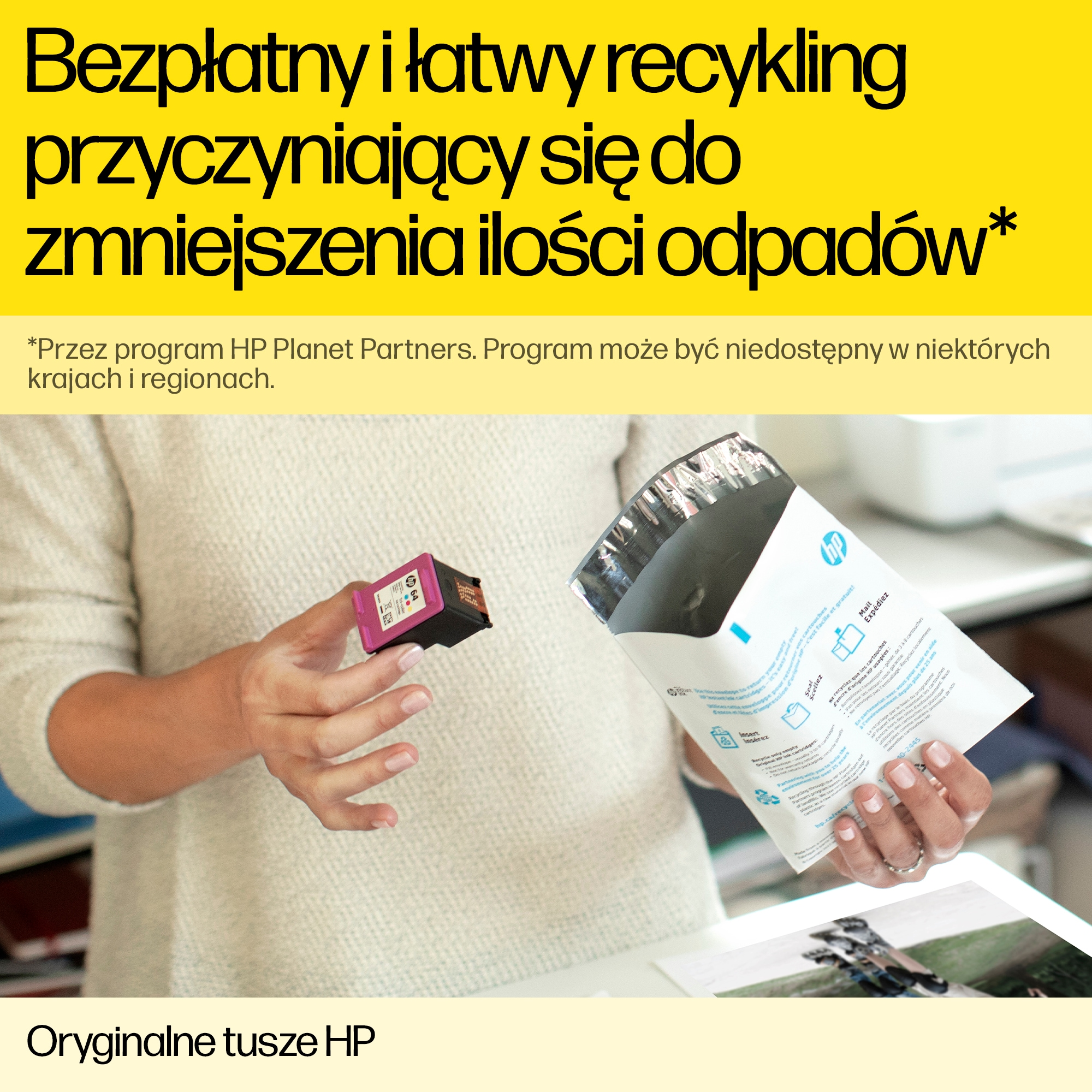 Kobieta trzyma wkład atramentowy HP i kopertę do recyklingu. Tekst u góry mówi o recyklingu.