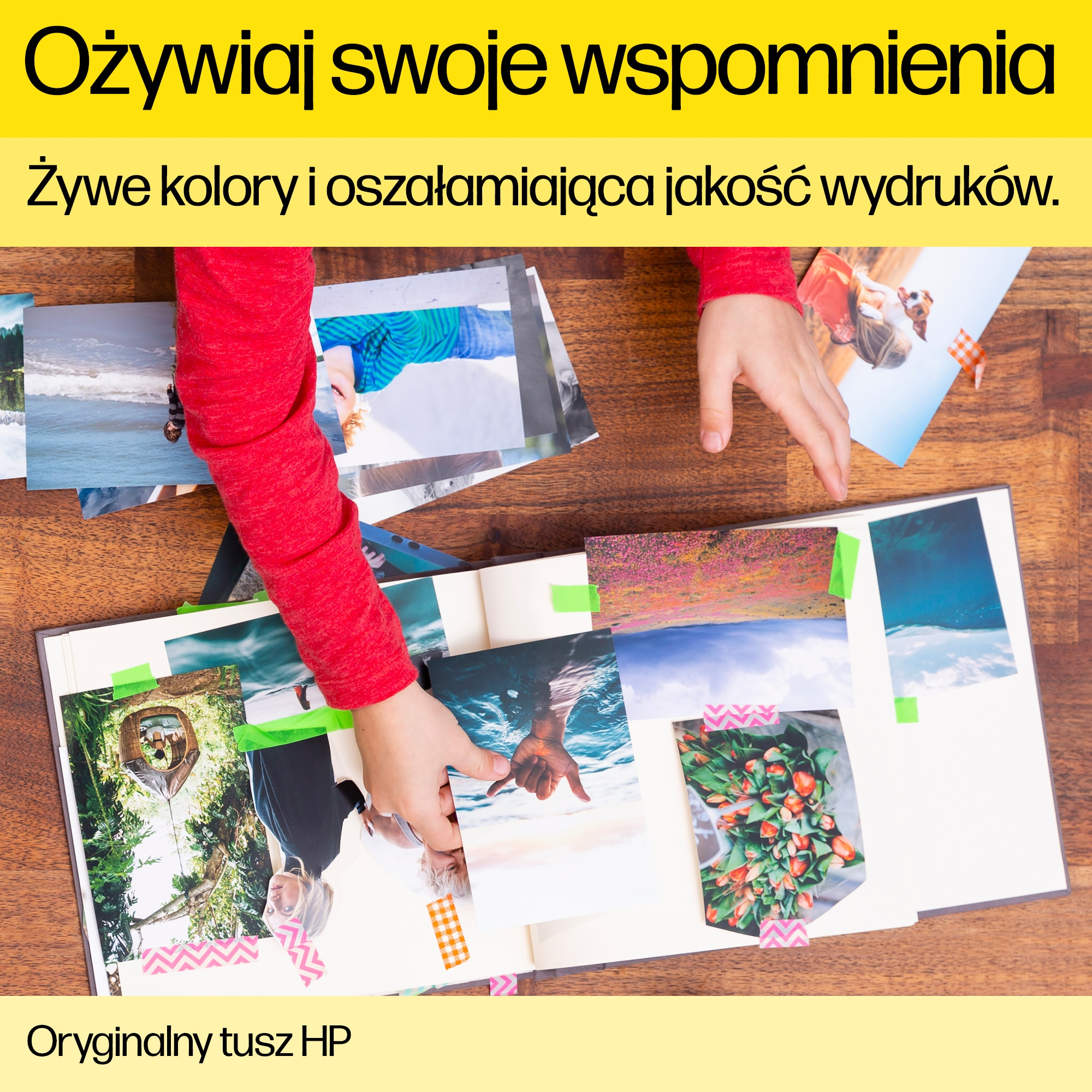 Ręce układają zdjęcia w albumie. Zdjęcia pokazują różne sceny. Widoczny czerwony rękaw. Żółty baner u góry i na dole.