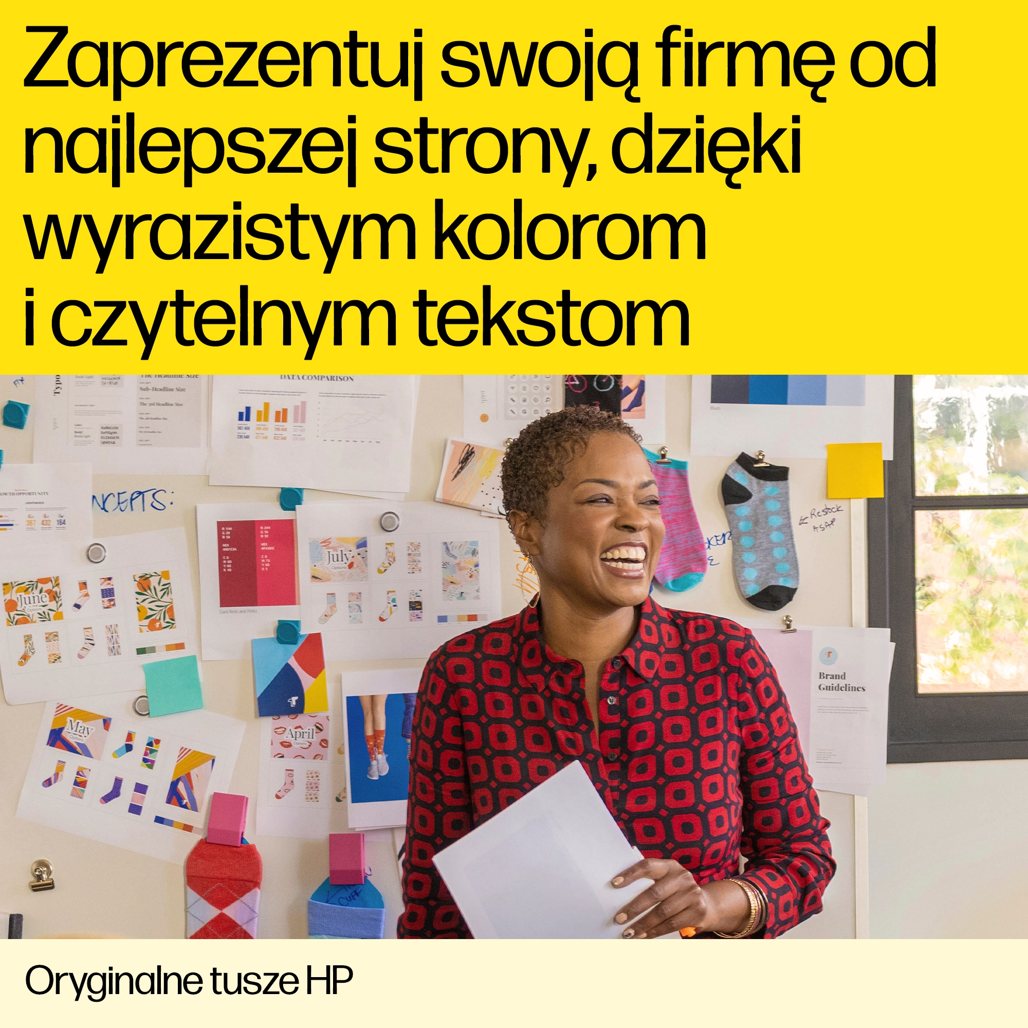 Uśmiechnięta kobieta z papierami przed ścianą z dokumentami. Koszula w czerwono-czarne wzory. Skarpetki na ścianie.