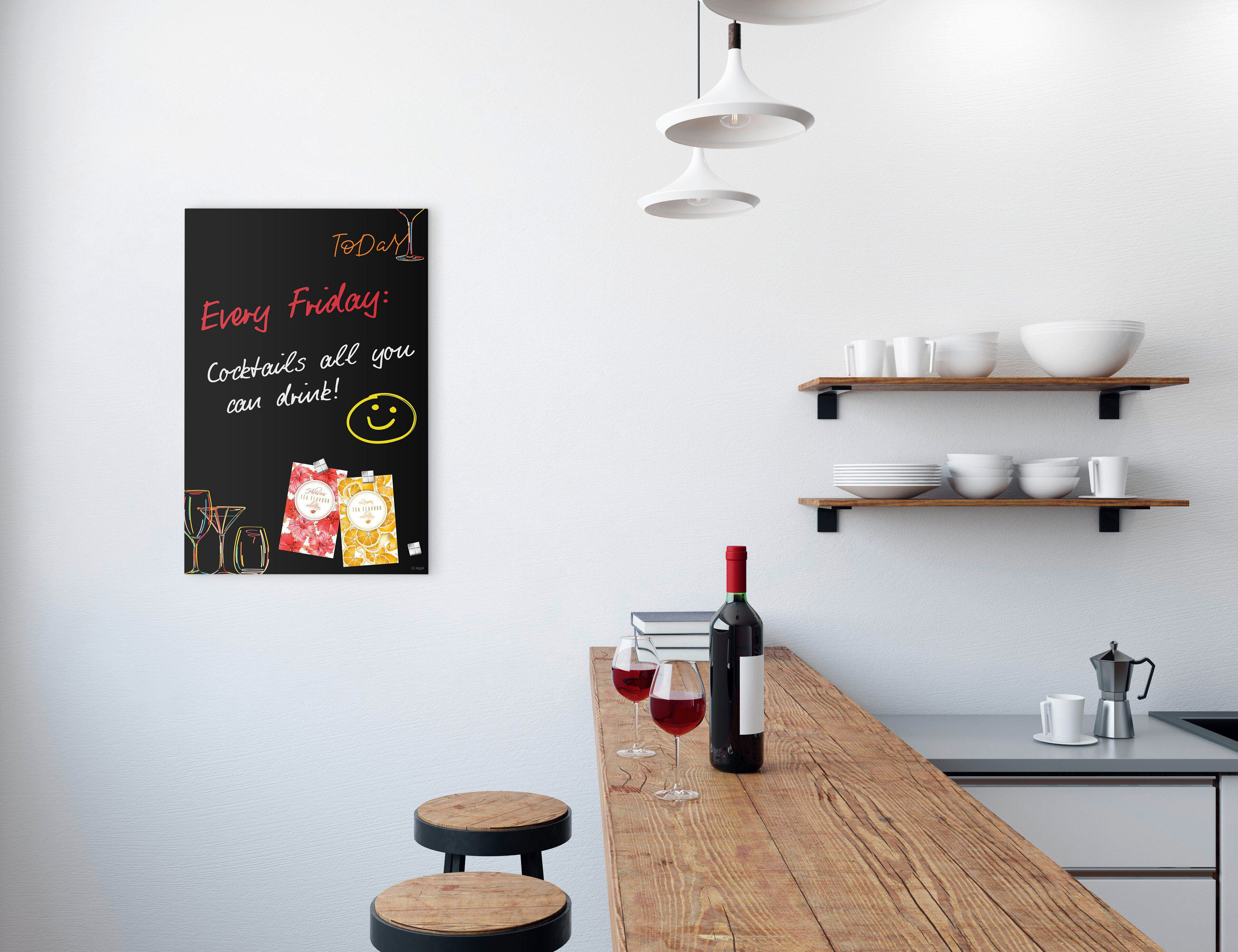 Küchenszene mit Tafel, Bar, Wein und Hockern. Auf der Tafel steht 'Jeden Freitag: Cocktails, so viel du trinken kannst!'