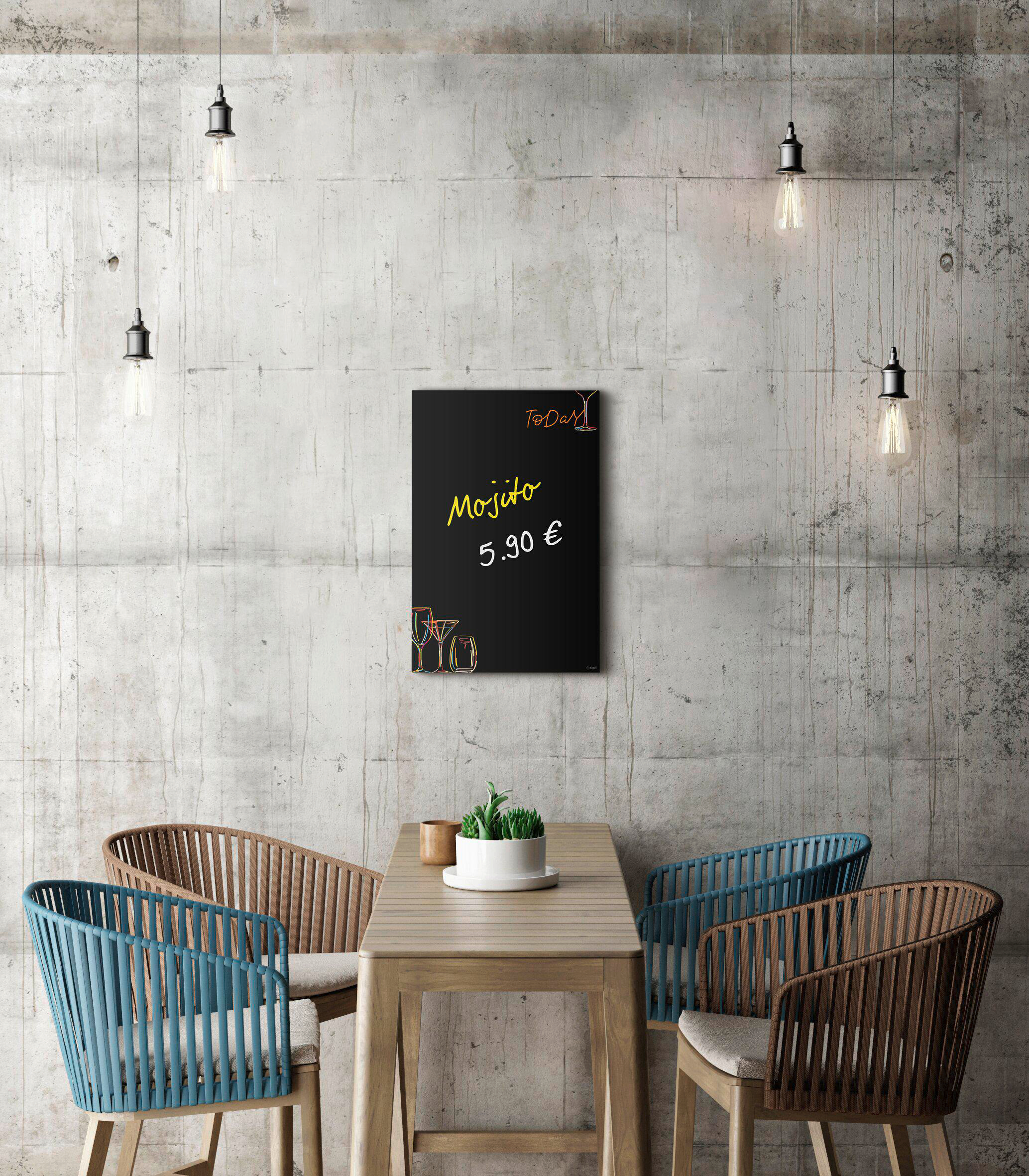 Eine Barszene mit Kreidetafel-Menü, Tisch und Stühlen. Lichter hängen von der Decke. Eine Betonwand bildet den Hintergrund.