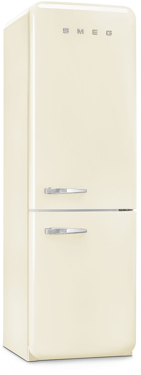 Ein cremefarbener SMEG-Kühlschrank. Er hat zwei Türen mit silbernen Griffen. Das SMEG-Logo befindet sich oben.