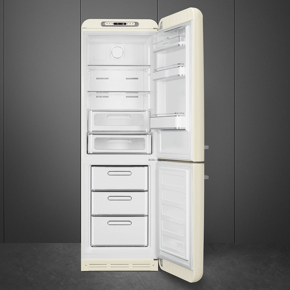 Geöffnete cremefarbene Kühlschrank mit geöffneten Türen, Regale, Schubladen und Gefrierfach. Dunkelgrauer Hintergrund und grauer Boden.