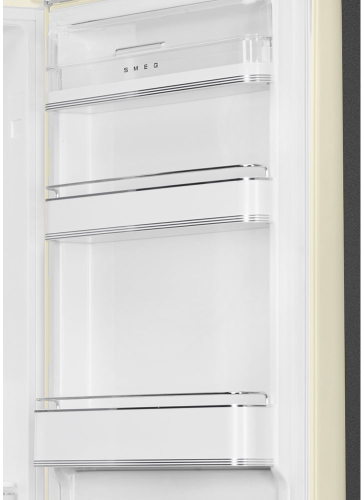 Offener Kühlschrankinnenraum. Weiße Regale, Chromleisten, SMEG-Logo, cremefarbener Türrahmen und schwarze Seitenwand.