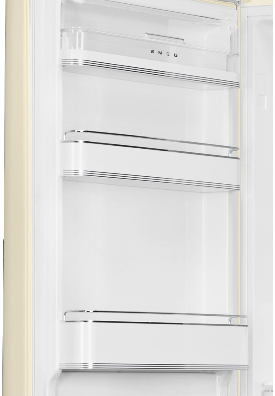 Offener Kühlschrankinnenraum mit Regalen. Das SMEG-Logo ist sichtbar. Creme- und Weißtöne dominieren das Design.