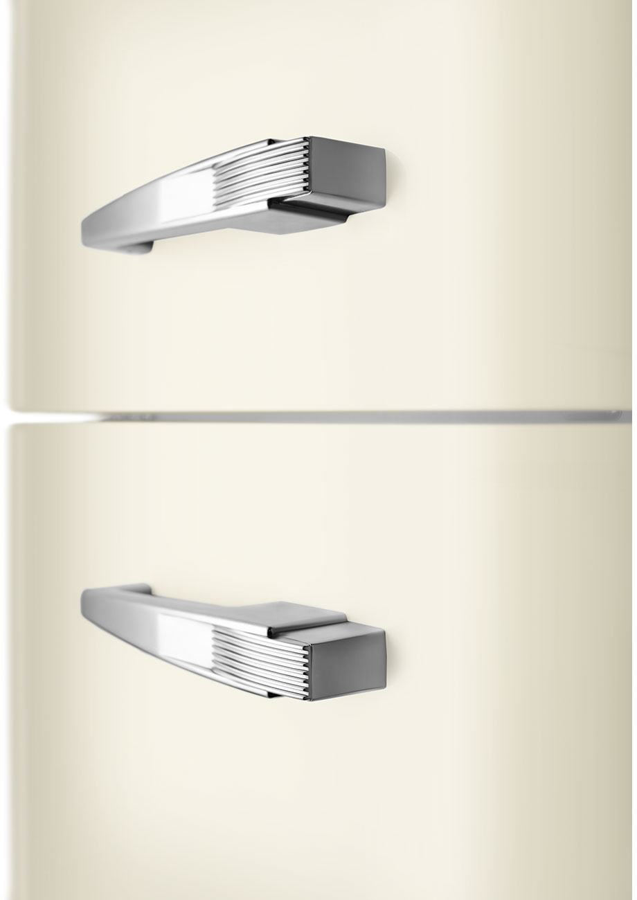 Cremefarbener Kühlschrank mit zwei silbernen Griffen. Die Griffe sind horizontal und rechteckig.