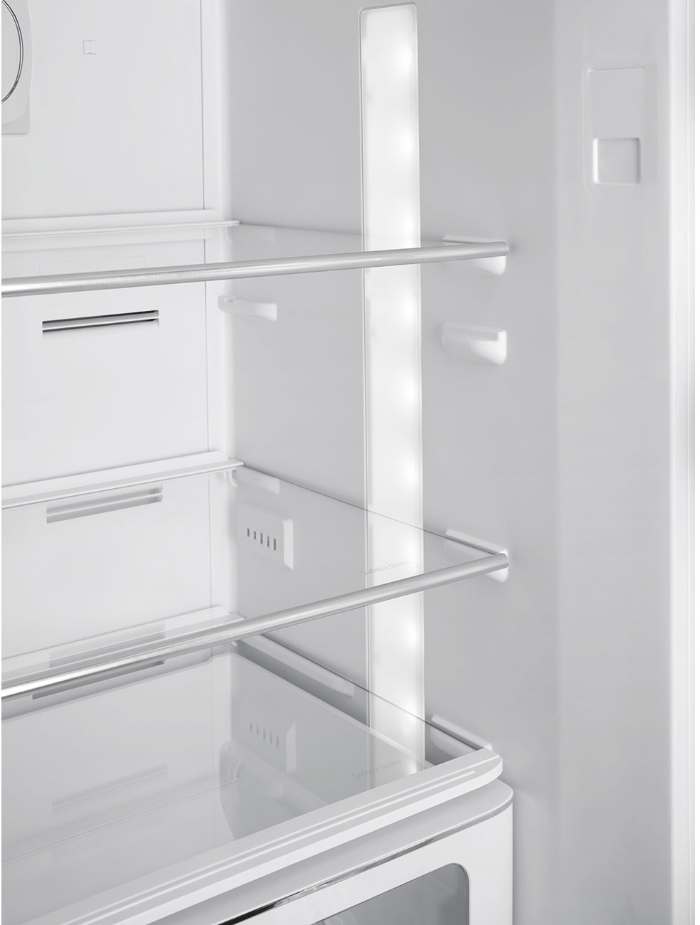 Innenansicht eines weißen Kühlschranks mit Glasböden und LED-Beleuchtung. Die Tür ist offen und zeigt das Innere und die Regale.