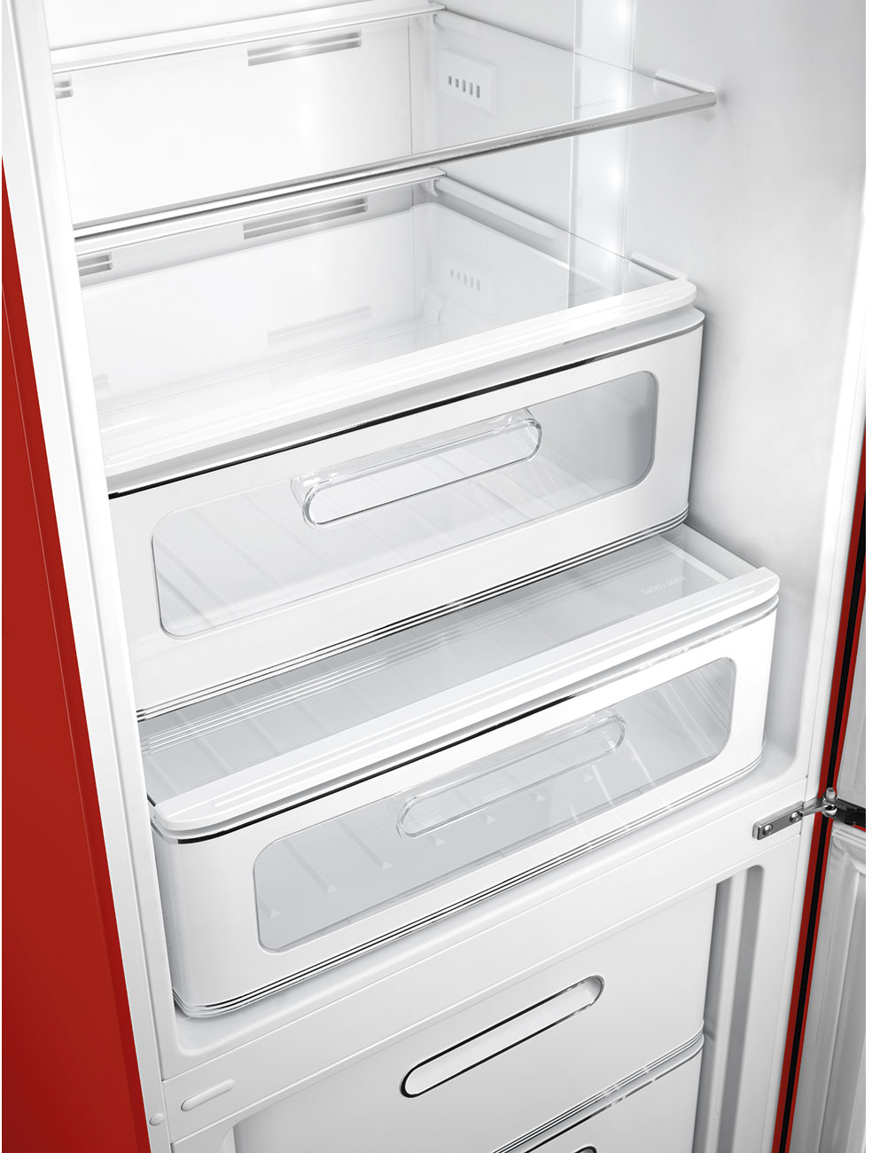 In einem rot-weißen Kühlschrank befinden sich mehrere transparente Schubladen und Regale. Die Tür ist offen und bietet eine klare Sicht.