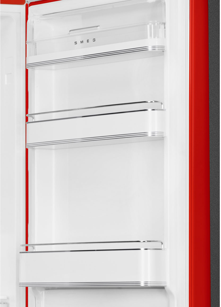 Offener roter und weißer SMEG-Kühlschrank. Er hat Regale und ein transparentes oberes Regal. Der Türrahmen ist weiß und rot.