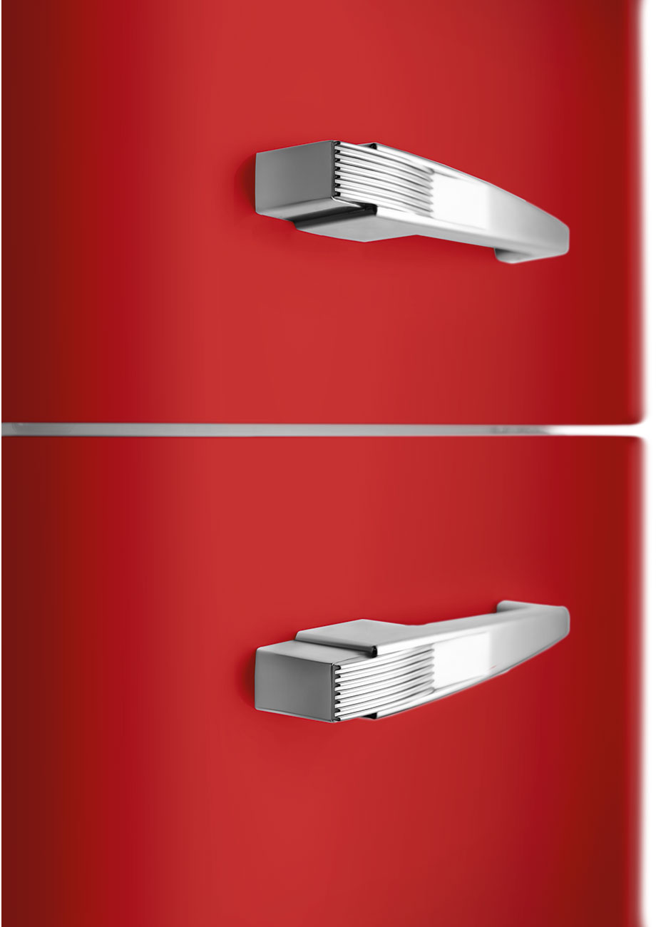 Roter Kühlschrank mit zwei Sektionen. Jede hat einen silbernen Griff. Eine silberne Linie trennt die beiden Sektionen.