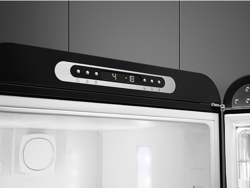 Offener Kühlschrank. Schwarze Oberseite mit Digitalanzeige mit 4 und -18. Der Innenraum ist weiß mit einem Licht und einem weißen quadratischen Objekt.