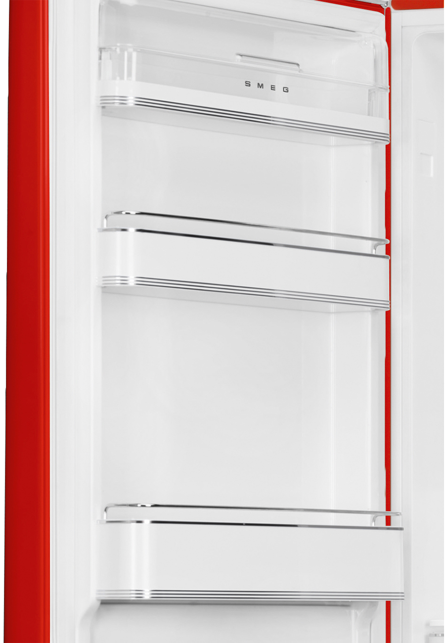 Offener roter und weißer SMEG-Kühlschrank. Regale sind sichtbar. Chromakzente. Der Innenraum ist weiß.