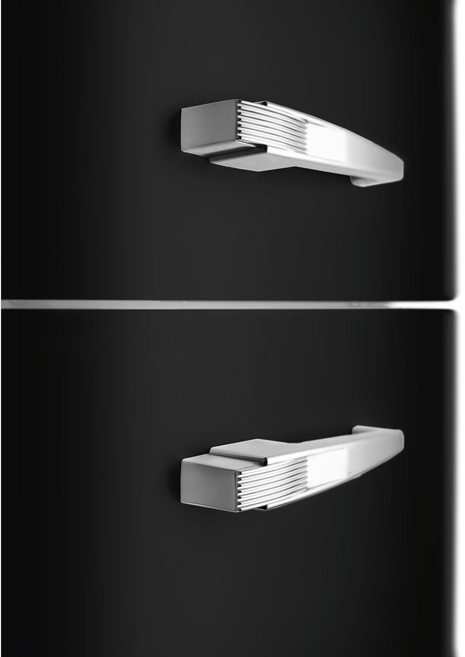 Nahaufnahme einer schwarzen Kühlschranktür mit zwei silbernen Griffen. Der obere Griff ist horizontal, der untere ähnlich.