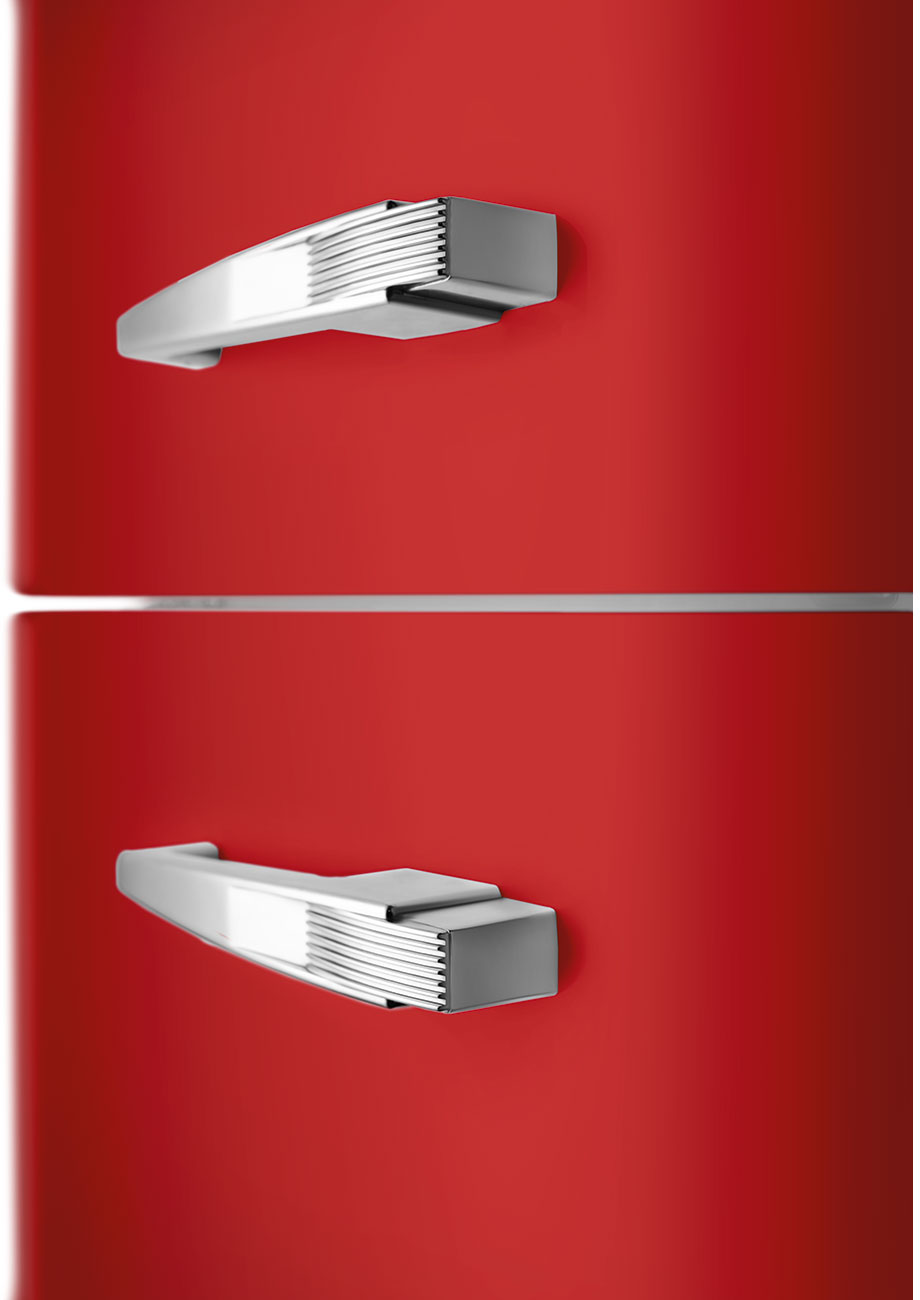 Roter Kühlschrank mit zwei silbernen Griffen. Die Griffe sind rechteckig und horizontal. Der Kühlschrank ist horizontal geteilt.