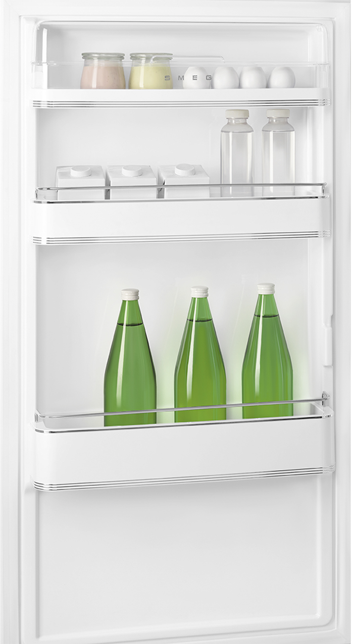 In einem weißen Kühlschrank: Gläser, Eier, Wasserflaschen und grüne Glasflaschen.