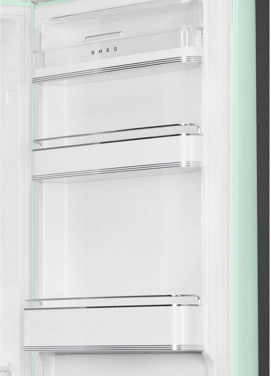 Offener Kühlschrankinnenraum mit weißen Regalen und einem transparenten oberen Regal. Das SMEG-Logo ist sichtbar. Der Türrahmen hat einen hellgrünen Rand.