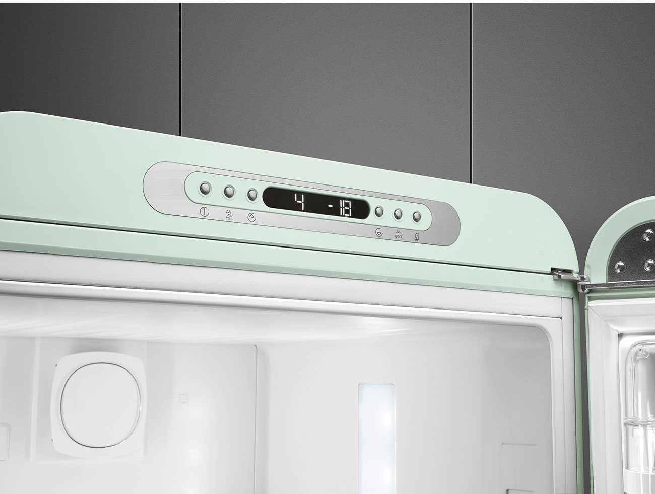 Offener Kühlschrank mit Digitalanzeige mit den Zahlen 4 und -18. Mintgrüne Oberseite mit offener Tür zeigt weißen Innenraum.