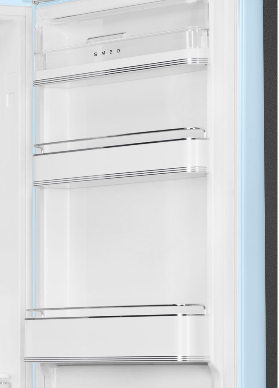 Offener Kühlschrankinnenraum mit weißen Regalen, Chromakzenten und blauem Rahmen. SMEG-Logo sichtbar.