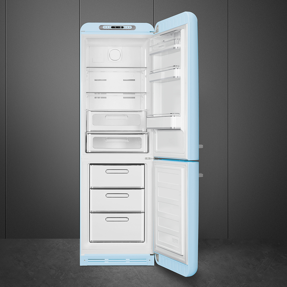 Offener, hellblauer Retro-Kühlschrank vor dunklem, grauem Hintergrund. Innen sind Regale und Schubladen zu sehen, alle leer.