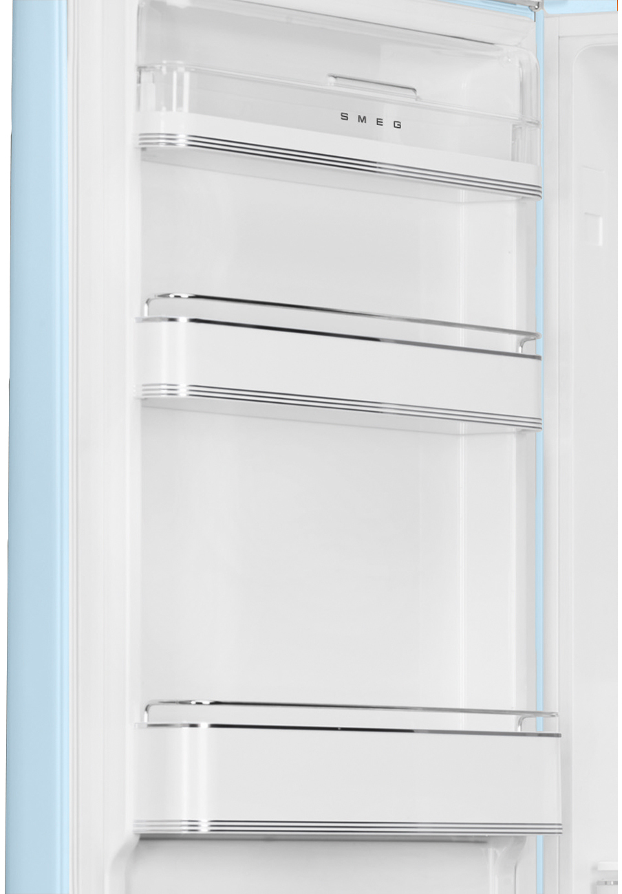 Offener Kühlschrankinnenraum. Weiße Regale mit Chromverkleidung. Hellblaue Seiten. SMEG-Logo oben sichtbar.