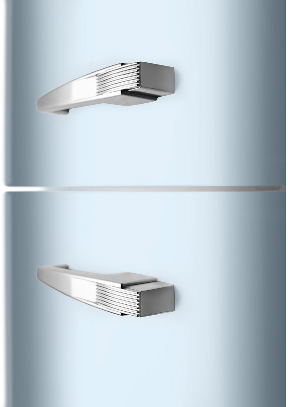 Nahaufnahme eines blauen Kühlschranks mit zwei Chromgriffen. Griffe sind horizontal. Licht reflektiert sich auf der Oberfläche. Hintergrundgradient.