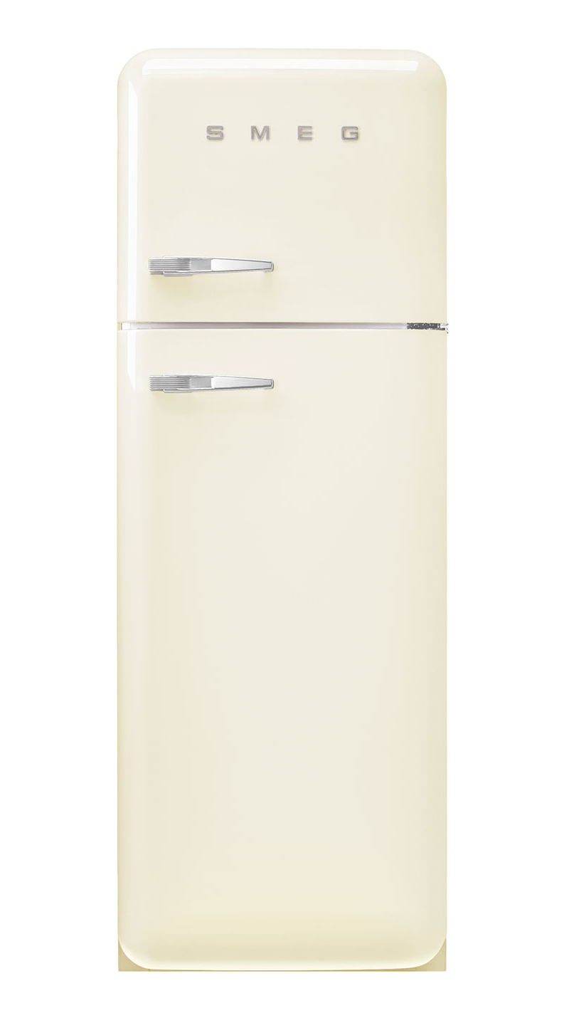 Ein cremefarbener SMEG-Kühlschrank. Er hat zwei Türen und Chromgriffe. Der Markenname steht über der oberen Tür.